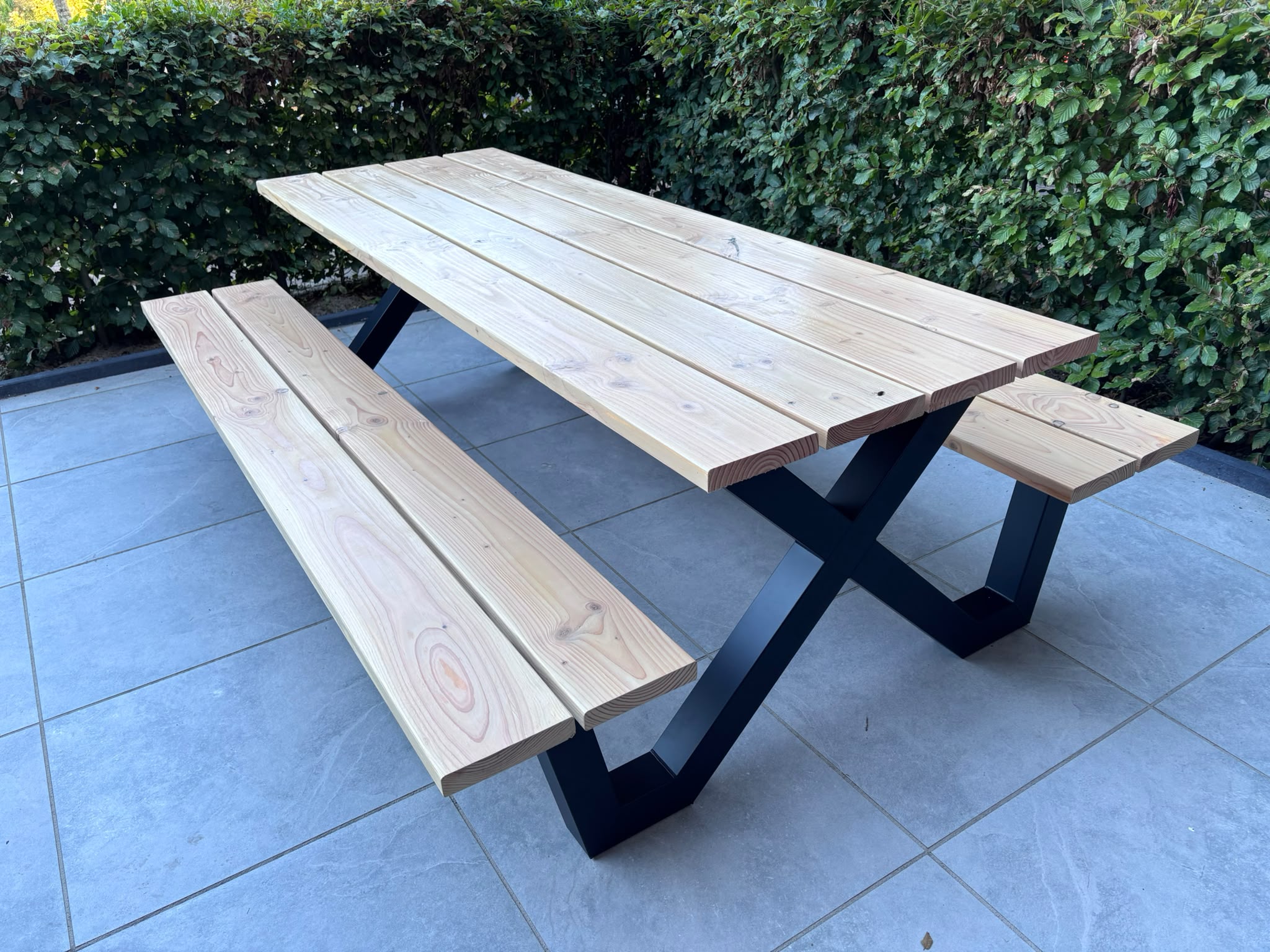 Houten picknickbank met zwart stalen X-onderstel