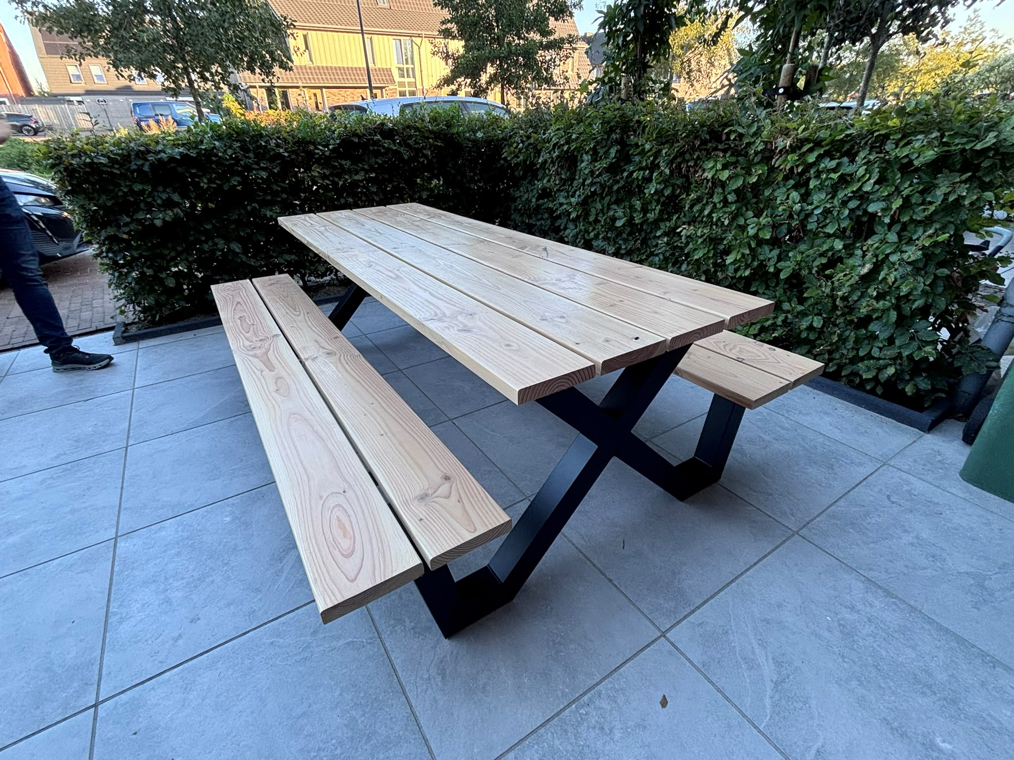 Picknickbank bij gebouw
